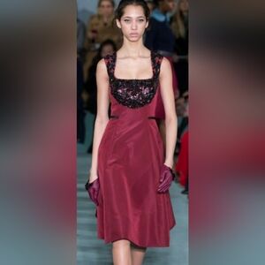 ◇$4,400 OSCAR DE LA RENTA BURGUNDY SILK EXCLUS EMBROID BEAD RUNWAY DRESS US 8